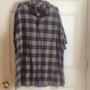 🍀XL short sleeve button down collar shirt.